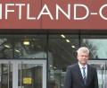 Bild: Stiftland-Gymnasium/exb
Matthias Weiser (links) übernimmt den Posten des Schulleiters am Stiftland-Gymnasium von Oberstudiendirektor Albert Bauer, der sich in den Ruhestand verabschiedet.