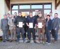 Bild: frd
Die drei vordersten Plätze beim Kreisentscheid in Neunburg vorm Wald in der Sparte Landwirt-schaft I belegten (in der Mitte mit den Urkunden von links) Hannes Wiedmann aus Burgthann, Hannes Seebauer aus Pettendorf/Neunburg v.W. und Vincent Sußbauer aus Nittendorf. Die bei der Preisverleihung anwesenden Ausrichter, Organisatoren und Ehrengäste gratulierten. Bild: frd