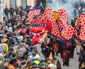 Archivbild: Armin Weigel/dpa
Ein chinesischer Drache nahm am "Chinesenfaschingsumzug" in Dietfurt 2020 teil. Der "Chinesenfasching" geht auf eine Sage zurück, wonach die Dietfurter im Mittelalter einen Steuereintreiber einfach vor der Stadtmauer stehen ließen.