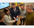 Bild: szl
Wie einfach es ist, sich den Newsletter oder die Push-Nachrichten mit den wichtigsten Infos aus dem Rathaus auf den Computer oder das Handy zu holen, zeigte C3-Mitarbeiterin Alexandra Ritz (Zweite von links) Bürgermeister Franz Stahl (Mitte).