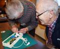 Bild: oe
Reparateure vom Zentrum für erneuerbare Energien und Nachhaltigkeit aus Ensdorf widmen sich beim ersten Repair-Café in Ammerthal defekten Geräten.