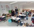 Bild: fpoz
Bürgermeisterin Margit Bayer informierte sich in der Container-Schule über die Bedingungen und war überrascht, wie toll die Klassenzimmer von den Kindern ausgestaltet wurden. Mit im Bild Schulleiterin Johanna Reger (hinten).