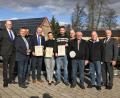 Bild: mma
Bei den Ehrungen (von links): Organisationsleiter Markus Glatzel, Ludwig Nerb, Bezirksgeschäftsstellenleiter der Kriegsgräberfürsorge Dario Vidojkovic, Vorsitzender der Reservisten Oberpfalz-Mitte Bertram Gebhard, Simone Luttenberger, Christian Gäck,
Stabsfeldwebel für Reservistenangelegenheiten Johann Rothut, 
Erich Kelsch, Bezirksvorsitzender Oberpfalz BSB 1874 Horst Embacher und 
 Ehrenvorsitzender Werner Gebhard.