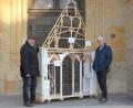 Zimmerermeister Karl Müller (rechts) hat das Modell geplant, konstruiert und gebaut. Beste Unterstützung bekam er beim Modellbau vom Vorsitzenden des „Projekts Orgel St. Martin Amberg“, Franz Meier.