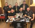 Bild: wro
Die Mitglieder von „November (T)Rain“ freuen sich über viele Erinnerungsstücke. Im Bild die Vereinsspitze, (vorne von links) Benjamin Mayer, Andreas Brandl und Florian Greil, (hinten von links) Michael Pappenberger, Pacal Mayer, Kevin Puß und Fabian Krämer.