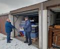Bild: R. Kreuzer
Zwei Garagen sind rappelvoll. Siedler-Vorsitzender Hans Jürgen Meier schlichtet mit Gerätewart Michael Meier Sachen ins Lager. Die dritte Garage (links) bräuchten sie dringend.