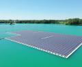 Symbolbild: Benedikt Spether/dpa
Eine Photovoltaik-Anlage schwimmt auf dem Baggersee. Der Landkreis-Neustadt/WN möchte solche Solarflächen auf Weihern für seine Wasserstoffstrategie nutzen.
