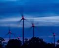 Symbolbild: Jens Büttner
Mit Signallampen beleuchtete Windräder drehen sich nach Sonnenuntergang in einem Windpark. Bald auch in der Nähe von Neustadt?