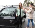 Bild: Gabi Schönberger
Fahrerwechsel ist angesagt: Lenas Mutter übergibt ihrer Tochter den Autoschlüssel.