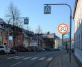 Bild: jr
Um diesen Übergang mit Zebrastreifen geht es, er soll heller ausgeleuchtet werden. Jetzt will die Stadt die blauen Tafeln reinigen lassen, am Historischen Rathaus Fluter anbringen und dann sehen, ob dieses ausreicht.