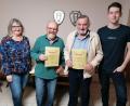 Bild: Max Grosch/exb
Die Schützengesellschaft Haidweiherschützen ernennen zwei Ehrenmitglieder (von links): Zweite Schützenmeisterin Monika Haas, Max Grosch, Hans Horst und Erster Schützenmeister Fabian Haas.