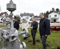 Bild: Petra Hartl
Der alte Turbinenregler der Nabburger Wiesmühle ist jetzt ein Ausstellungsstück auf dem Freigelände des Bergbau- und Industriemuseums Theuern. Thorwald und Sigrun Poschenrieder übergaben die Schenkung jetzt offiziell an Museumsleiter Martin Schreiner und Landrat Richard Reisunger (von links).