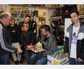 Bild: prh
Tobias Spitzkopf (sitzend) anhand eines Star-Wars-Modells, was mit Lego-Bausätzen alles möglich ist. Bernhard Knauer (links), der Vorsitzende des Museumsvereins, hatte zu einem ersten Treffen der Lego-Bastler für das Stadtplatz-Projekt eingeladen.