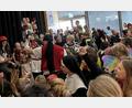 Bild: Julia Wallitschek/exb
700 Kinder und Jugendliche belagerten die Schwarzachtalhalle bei der Faschingsveranstaltung der Wasserwacht. Die Ortsgruppe sorgte mit vielen Spielen für Unterhaltung.
