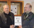 Bild: rpp
Schützenmeister Florian Trassl (rechts) ehrte Hans Schreyer für 60 Jahre Treue.