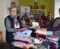 Bild: ubb
Dr. Annemarie Schraml (links) freute sich über die Geld- und Sachspende, die sie vom Frauenbund Tirschenreuth bekommen hat. KDFB-Vorsitzende Christa Stock überreichte ihr 750 Euro sowie einen Berg an gestrickten Decken und Mützen, die in Tansania dringend gebraucht werden.
