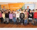 Bild: Stadt Tirschenreuth/exb
Die Schülerinnen und Schüler der Klasse 4b statteten mit Klassenlehrer Konrad Böhm (hinten, links) Bürgermeister Franz Stahl (hinten, rechts) im Tirschenreuther Rathaus einen Besuch ab.