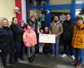 Bild: Markus Thoma/exb
Spendenübergabe durch die JU: Im Bild von links Nadine Koller, Kathrin Sturm und Iris Thoma, jeweils mit Kindern, Florian Distner, Sebastian Müller, Michael Dutz.