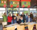 Bild: frd
Die Kooperationsvereinbarung ist am Donnerstagnachmittag in Anwesenheit aller Unterstützer und Vertretern des Elternbeirats von (Vorne von links) Schulleiter Lothar Drachsler, Bürgermeisterin Anita Forster und Landrat Thomas Ebeling unterzeichnet worden.
