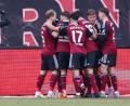 Bild: Daniel Karmann/dpa
Inmitten dieser Traube jubelnder Nürnberger Spieler ist Enrico Valentini versteckt. Der Club-Verteidiger sorgte mit seinem Treffer für den Heimsieg gegen Jahn Regensburg.