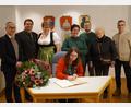 Bild: wel
Landesjugendkönigin Maria Forster trägt sich in das Goldene Buch der Gemeinde ein. Über ihren tollen Erfolg freuen sich (von links) zweiter Bürgermeister Richard Brunner, Schützenmeister Michael Forster, Mutter Anita Forster, zweite Gaudamenleiterin Roswitha Lindl, stellvertretender Schützenmeister Florian Lehmann, Gaudamenleiterin Roswitha Fröhler und Gauschützenmeister Norbert Nietfeld.