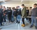 Bild: jzk
Ausbildungsleiter Johannes Beierl und Mechatroniker Boban Bishkovski von der Firma Rogers in Eschenbach (von links) zeigten den Neuntklässlern eine elektrische Lenkhilfe für den VW Passat, die in ihrer Firma produziert wird.