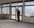 Bild: mrr
Bürgermeister Erwin Geitner schaut sich auf der Baustelle des Riedener Bad-Cafés um.