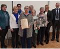 Bild: ads
Der Frauenbund-Ortsverein Schnaittenbach ehrt (vorn, von links) Rita Degel, Theresia Strigl und Annegret Nagler. Das Vorstandsteam (hinten, von links) mit Ingrid Weigert, Anneliese Pilarski, Inge Daller und Maria Kraus sowie stellvertretende Diözesanvorsitzende Kerstin Aufschneider und Pfarrer Josef Irlbacher gratulierten.