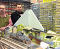 Bild: Hirsch
Modellbau-Fachhändler Waldemar Aumiller (links) baut gerade für einen Kunden eine zehn Quadratmeter große Anllage mit allen Schikanen auf. Bei der Hausmesse war das Projekt ausgestellt.