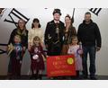 Bild: fla
Aus den Händen des diesjährigen Prinzenpaares, Prinz Thomas VI. und Prinzessin Julia I., erhielten Aaliya Lenk, Emma Schatz und Hanna Wittmann (vorne von links) ihre Preise.