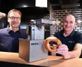 Bild: Bernd Weißbrod
Michael Feil (links) und Dieter Obertautsch, die Erfinder und Entwickler einer einer Butterbrezel-Befüllungsmaschine.