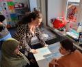 Bild: Lowak
Sprachlehrerin Alice Nicolson hilft ihren Schülerinnen bei der Gruppenarbeit.