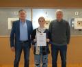 Bild: pop
Das Meisterschützenabzeichen des Deutschen Schützenbunds ist nicht nur für die 14-jährige Antonia Heimler, sondern auch für die Sportschützen ein Erfolg. Es gratulieren Dritter Bürgermeister Mathias Huger (links) und Trainer Erwin Koller.