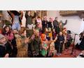 Bild: Fütterer/exb
Bunt verkleidet gestaltete der Projektchor "Dorfspatzen" den Faschings-Familiengottesdienst der Pfarreiengemeinschaft Püchersreuth-Wurz-Wildenau in der Püchersreuther Pfarrkirche.