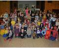 Bild: jr
Ein volles Haus gab es am Sonntagnachmittag beim Konnersreuther Kinderfasching im Schiml-Saal. Janis Scherer und Nina Neumann (obere Reihe, von rechts) hatten das Event gemeinsam mit engagierten Eltern organisiert.