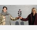 Bild: Hirsch
Initiatorin Anne Schleicher (links) und Künstlerin Hanna Regina Uber (rechts) präsentieren die neue Trophäe für den bayerischen Dokumentarfilmpreis. Das Wachsmodell wird im Fronberger Eisenwerk in Metall gegossen.
