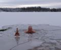 Bild: Dominic Naujoks/exb
Wann immer es geht steigt Pfarrer Dominic Naujoks auch im Winter ins eisige Wasser des Dießfurter Freizeitsees. Und das nicht nur zu Weihnachten 2021 oder Silvester 2022.