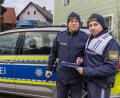 Bild: Hösamer
Der Oberviechtacher Polizeichef Dominik Höfner (rechts) und Dienstgruppenleiter Franz Schottenhammel sind mit ihren Kollegen am Sonntag schon früh nachmittags vor Ort, um gegen die mögliche Party einschreiten zu können.