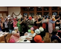 Bild: R. Kreuzer
Bei einer Polonaise ziehen die Frauen beim Weiberfasching durch den Saal.