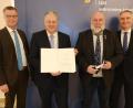 Bild: usc
Eine seltene Auszeichnung hat Werner Stein (Zweiter von rechts) bekommen. Zum Ehrenzeichen des Bayerischen Ministerpräsidenten gratulierten (von links) Hirschaus Bürgermeister Hermann Falk, Landrat Richard Reisinger und Landtagsabgeordneter Harald Schwartz.
