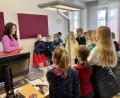 Bild: fpoz
Mädchen und Jungen der Jobst-vom-Brandt-Schule informierten sich bei Bürgermeisterin Margit Bayer (links).