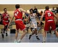 Bild: Dieter Jäschke
DJK-Aufbauspieler Liam Archer (am Ball) beruhigt in einer Phase, in der das Derby gegen ASV Cham zu kippen droht, insbesondere seine jungen Mitspieler. Am Ende steht ein deutlicher 71:48-Erfolg für die Neustädter zu Buche.