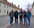Bild: u
Fraktionsvorsitzender Daniel Hutzler (Mitte) zeigt im ISEK seinen Fraktionskollegen (von links) Gerald Dagner, Reinhold Strobl, Christian Hartmann und Uwe Bergmann die Gestaltungvorschläge zur Hauptstraße auf.