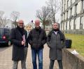 Bild: ca
Die „Speerspitze Schwandorf“: Betriebsrat Andreas Scheurer (Mitte) klagte stellvertretend für 40 andere Filialen gegen seine Abschaffung. Links Anwalt Volker Görzel, rechts Anwalt Ioannis Papadopoulus.