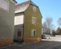 Bild: fg
Das sogenannte Fischer-Schuster-Haus verengt die westliche Zufahrt zur Stadtmitte. Durch eine Verkürzung soll ein breiterer Gehsteig die Lage entspannen