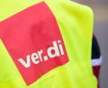 Bild: Tom Weller/dpa/Symbolbild
Ein Beschäftigter trägt bei einem Warnstreik eine Warnweste von Verdi.