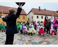 Bild: Heike Unger
Kinderfaschingszug in Hirschau: Charlie Chaplin grüßt begeistert seinen ehemaligen Kindergarten.