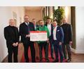 Bild: prh
Mit 5000 Euro unterstützen die Vereinigten Sparkassen, vertreten durch den Vorstandsvorsitzenden Gerhard Hösl (Zweiter von rechts) und Landrat Andreas Meier (Zweiter von links) die Ferienfreizeit von Learning Campus, vertreten durch Geschäftsführer Stephan Müller (Vierter von rechts). Auch einige Gemeinden, vertreten durch Jürgen Kürzinger (Kirchenthumbach), Reinhard Sollfrank (Parkstein), Edgar Knobloch (Grafenwöhr) und Karl Lorenz (Eschenbach) (von links) steuerten 4500 Euro bei.