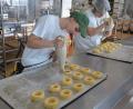 Bild: jr
Patricia Jobst backt in der Backstube gerade einen Spritzkuchen.