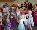 Bild: gi
Lustig und fidel ging es beim Kinderfasching im Pfarrheim zu. Die Kinder haben beim Sing-, Tanz- und Bewegungslied „Tschu, Tschu, wa“ jede Menge Spaß.